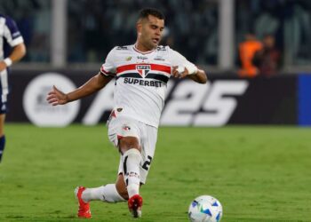 Alisson, do São Paulo, durante partida contra o Talleres