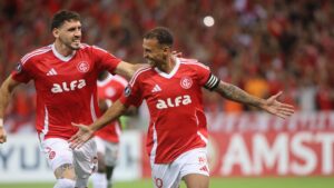 Alan Patrick, do Internacional, comemora gol marcado contra o Atlético Nacional