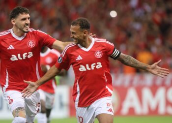 Alan Patrick, do Internacional, comemora gol marcado contra o Atlético Nacional