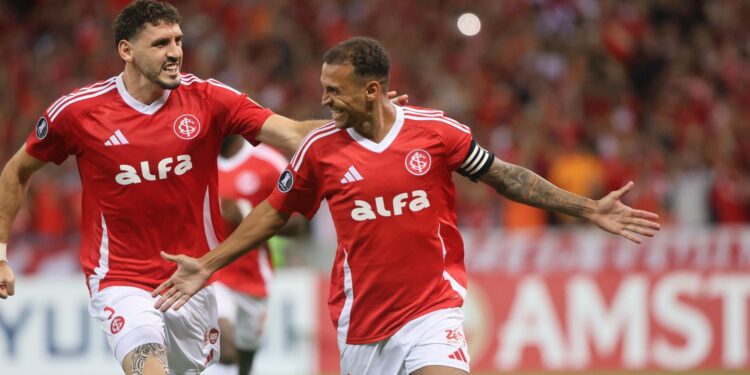 Alan Patrick, do Internacional, comemora gol marcado contra o Atlético Nacional