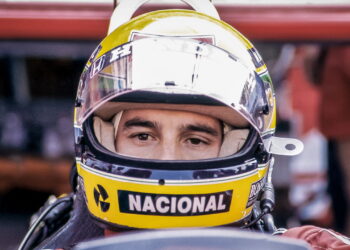 E se Hamilton pilotasse o carro lendário de Ayrton Senna? Veja agora