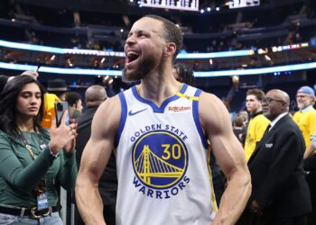 Curry comemora vitória dos Warriors