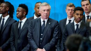 Ancelotti ao lado de Vini Júnior e Rodrygo