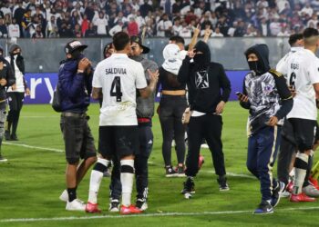 Torcedores no gramado durante Colo-Colo x Fortaleza