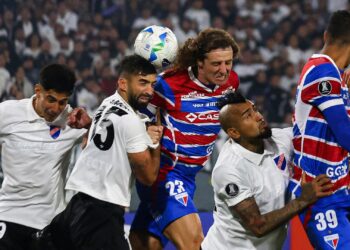 David Luiz disputa bola no confronto entre Colo-Colo x Fortaleza