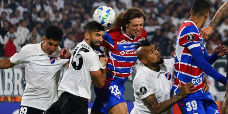 David Luiz disputa bola no confronto entre Colo-Colo x Fortaleza