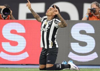 Igor Jesus comemora gol do Botafogo