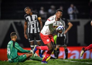 Eric Ramires, do Bragantino, comemora gol nos acréscimos