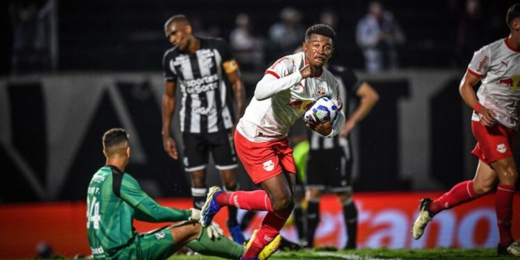 Eric Ramires, do Bragantino, comemora gol nos acréscimos