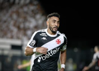 Payet com a camisa do Vasco