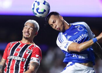 Luciano e Kaio Jorge disputam a bola em São Paulo x Cruzeiro