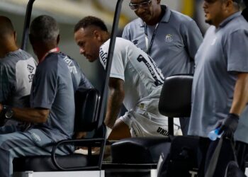Neymar deixando o campo de maca