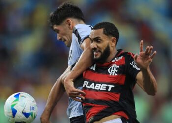 Juninho disputa a bola em Flamengo x Central Córdoba