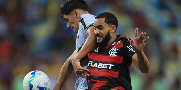 Juninho disputa a bola em Flamengo x Central Córdoba
