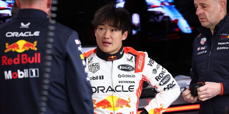 Tsunoda com macacão especial da Red Bull para o GP do Japão