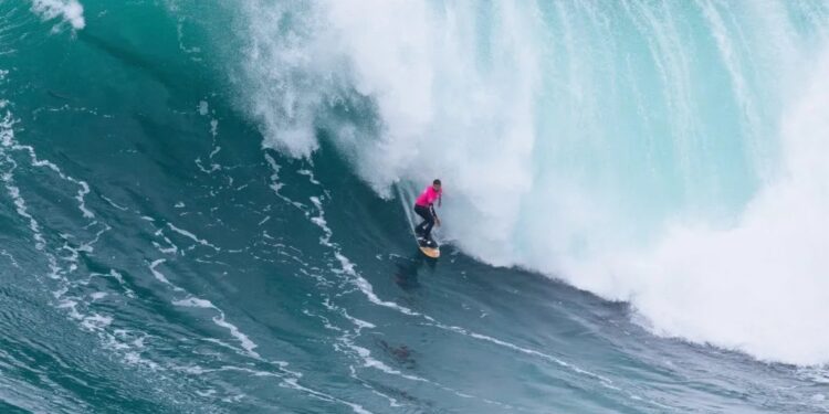 Pedro Scooby surfando em Nazaré
