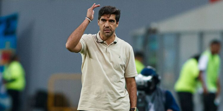 Abel Ferreira durante vitória do Palmeiras no Peru