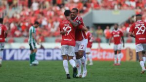 Borré e Alan Patrick comemoram gol do Inter