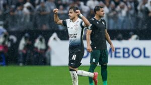 Ángel Romero, do Corinthians, comemora gol marcado contra o Racing