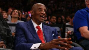 Dick Barnett, ex-jogador do New York Knicks, assiste à partida contra o Cleveland Cavaliers