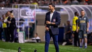 Emiliano Dìaz, ex-auxiliar técnico do Corinthians, durante partida contra o Palmeiras