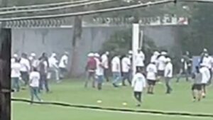 Foto da invasão de torcedores organizados do CT Rei Pelé