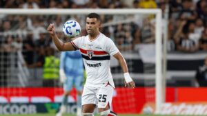 Alisson, do São Paulo, durante partida contra o Ceará