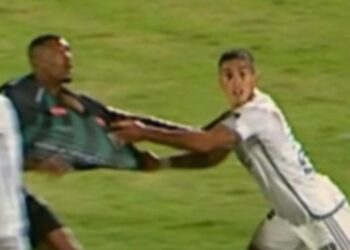Lance no qual Tomás Cuello puxa a camisa de Gustavo Vilar dentro da área