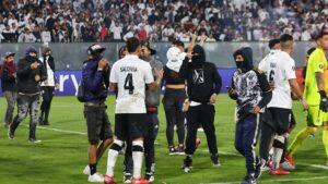 Torcedores do Colo-Colo invadem gramado em partida contra o Fortaleza