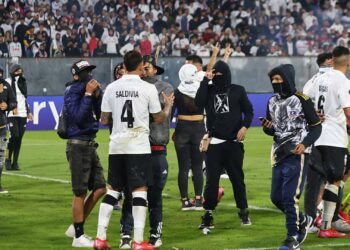 Torcedores do Colo-Colo invadem gramado em partida contra o Fortaleza