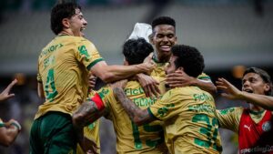 Jogadores do Palmeiras comemoram gol marcado contra o Ceará