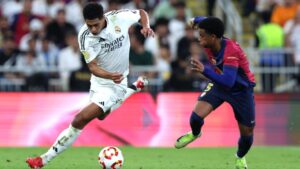 Lance de partida entre Barcelona e Real Madrid, válida pela Supercopa da Espanha
