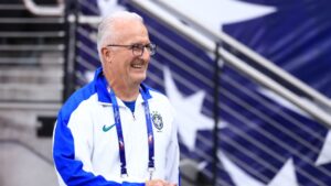 Dorival Jr., ex-técnico da Seleção Brasileira, antes de jogo contra o Paraguai
