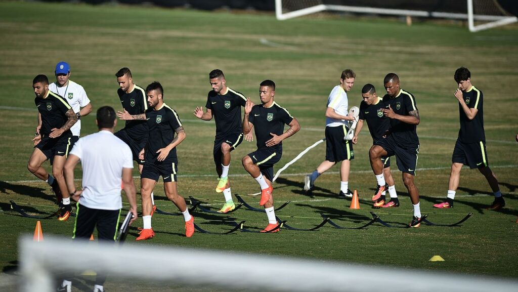 Como evitar dores no joelho quando for jogar futebol