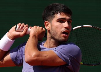 Carlos Alcaraz se classifica às quartas de Monte Carlo.