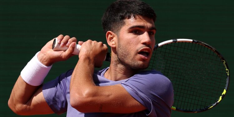 Carlos Alcaraz se classifica às quartas de Monte Carlo.