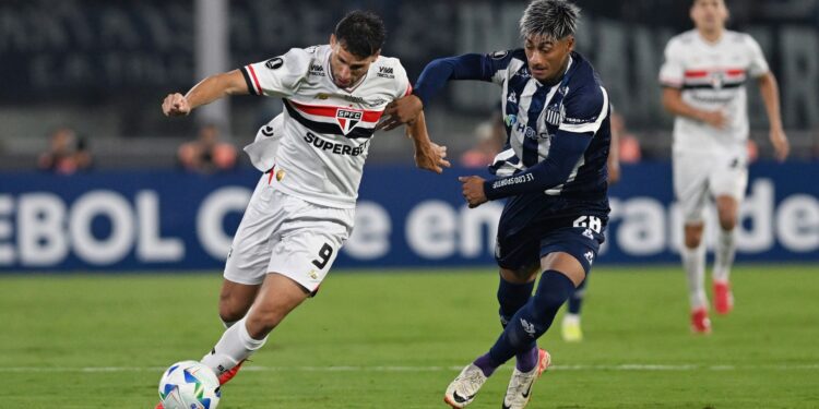 Calleri em Talleres x São Paulo pela Libertadores.