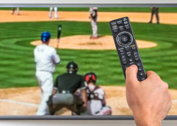 Imagem de uma TV e um controle - Créditos: depositphotos.com / andriano_cz