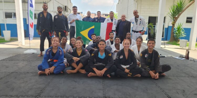 Projeto Geração Maré oferece aulas gratuitas de jiu-jitsu e outras atividades esportivas no 22º Batalhão da Polícia Militar, no Complexo da Maré, no Rio - Foto: Luan Faro