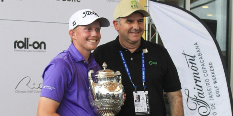 Maxwell Moldovan recebeu o troféu das mãos de Carlos Favoreto - Foto: PGA Tour
