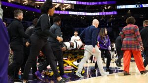 Jaylen Wells deixa jogo da NBA em maca.