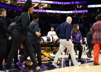 Jaylen Wells deixa jogo da NBA em maca.