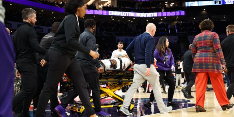 Jaylen Wells deixa jogo da NBA em maca.