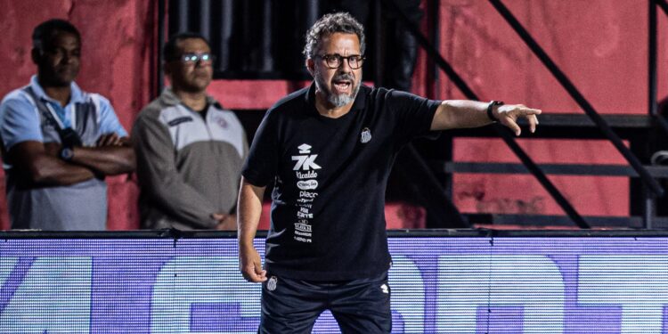 Cleber Xavier, treinador do Santos