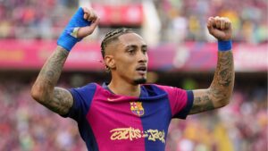 Raphinha marca dois na vitória do Barcelona