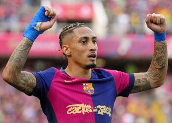 Raphinha marca dois na vitória do Barcelona