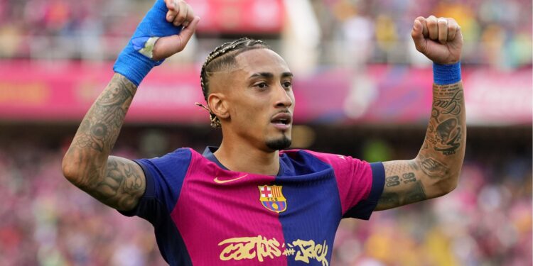 Raphinha marca dois na vitória do Barcelona