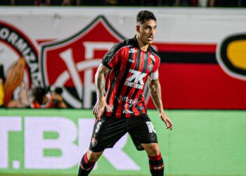 Vitória vence com um a menos
