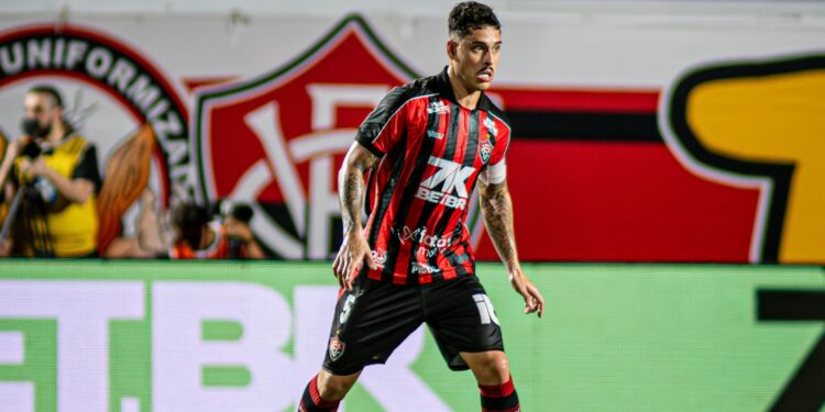 Vitória vence com um a menos