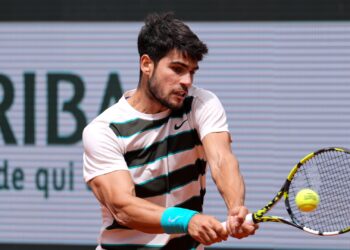 Carlos Alcaraz em ação em Roland Garros